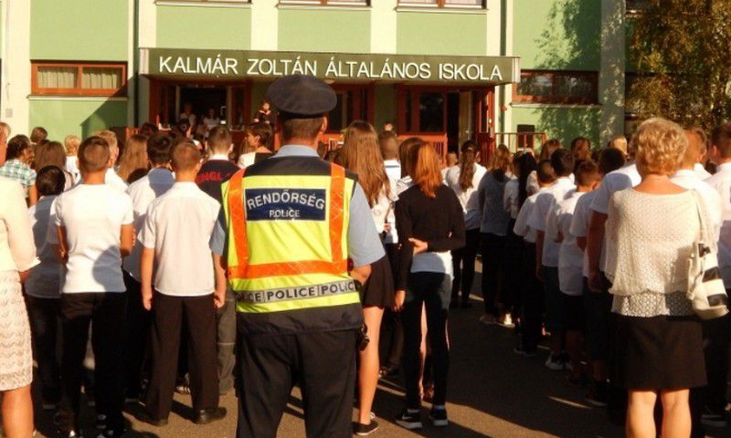 Rendőrök állnak az iskolák előtt Balmazújvárosban