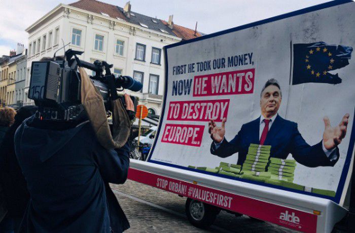 Brüsszelben óriásplakáton vágnak vissza Orbán Viktornak