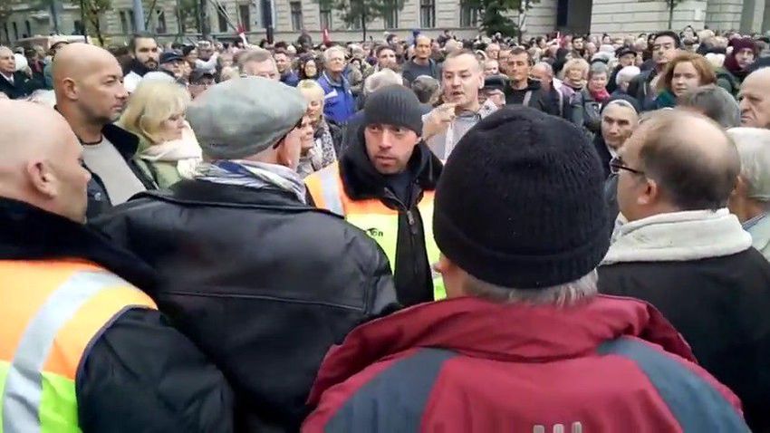 Videó: fütyülnek, lökdösődnek és balhéznak a Kossuth téren