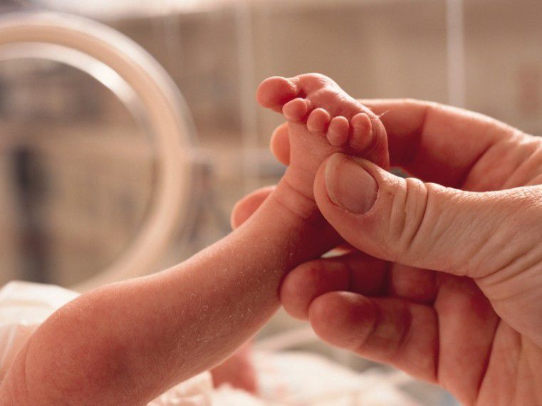 Inkubátorokat és szülőágyakat vásárolnának a Szabolcs megyei kórházakba