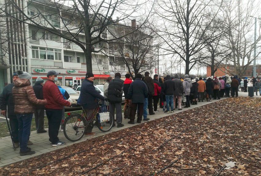 A hidegben is hosszú sor állt az ingyenebédért Debrecenben