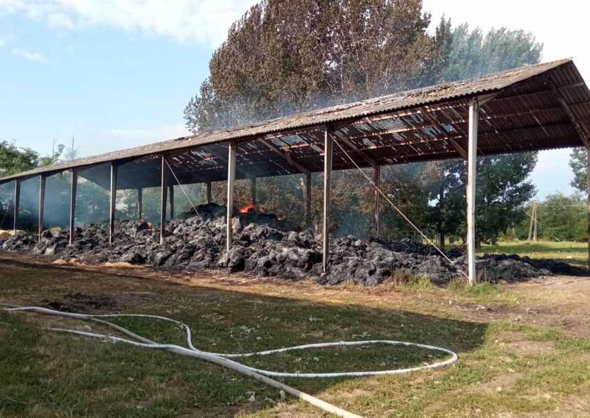 Három település tűzoltói oltják a hajdúnánási tüzet
