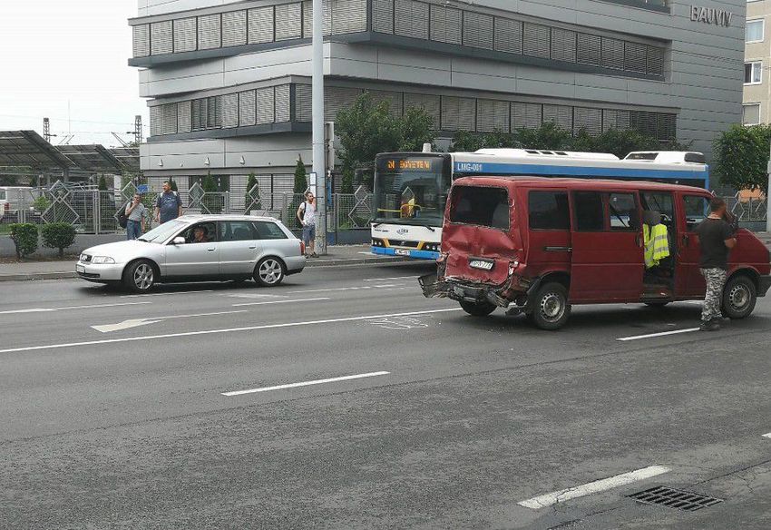 Káosz a Kassain: kamion találta telibe hátulról a kisbuszt