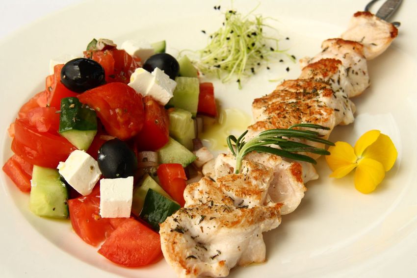 Csütörtöki ajánlatunk: joghurtos csirkemellnyárs görög salátával