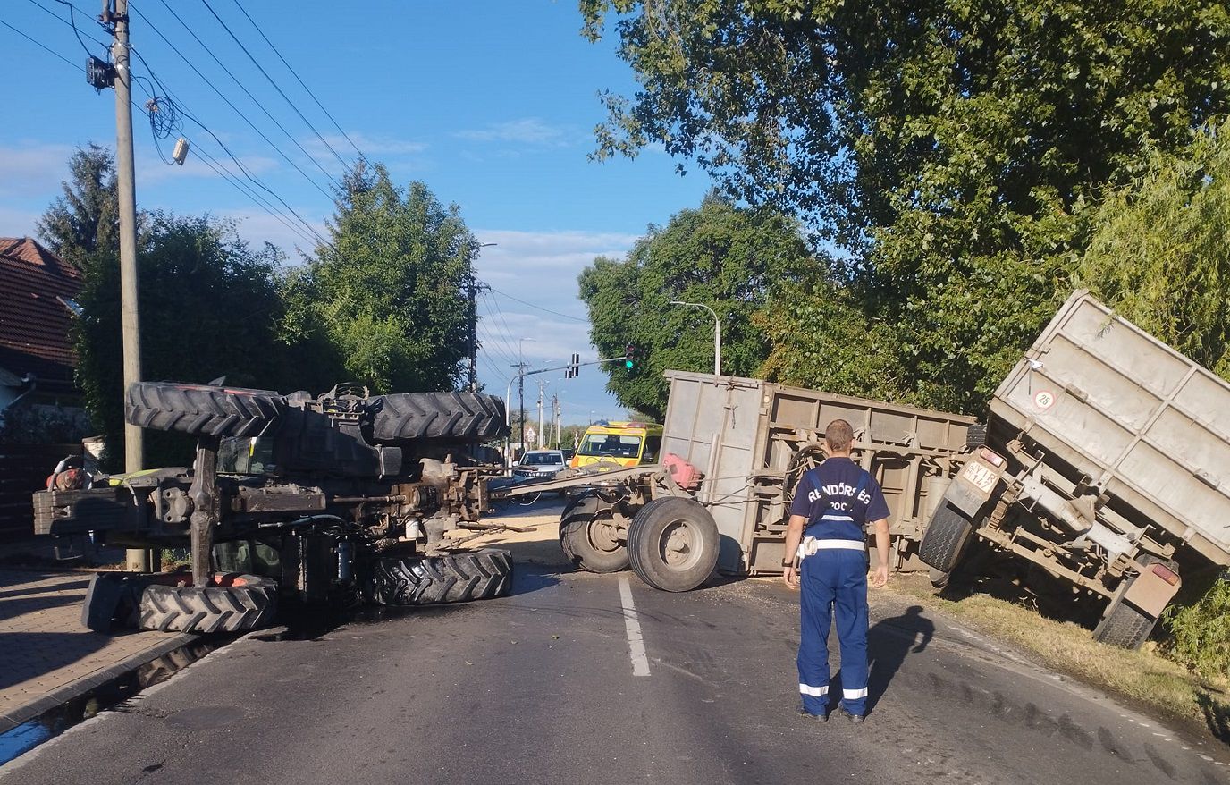 Felborult traktor zárta el a Gázvezeték utcát 