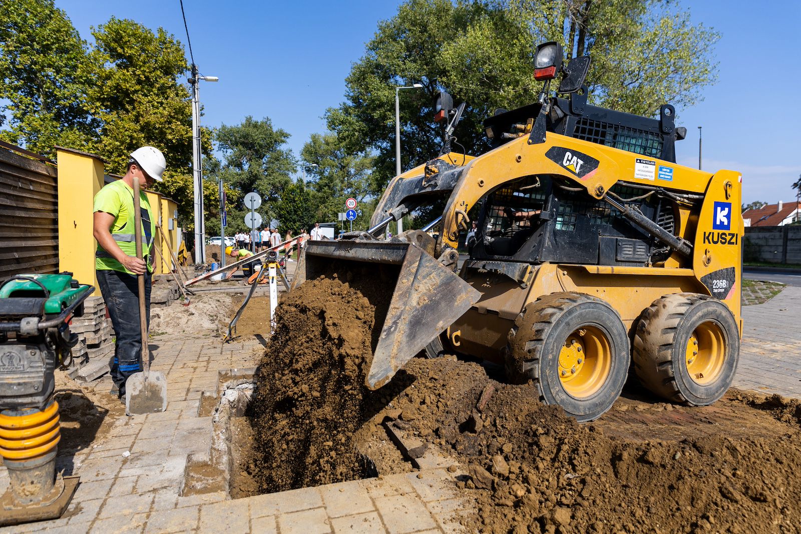 Szennyvízcsatornát fektetnek le a debreceni utcában 