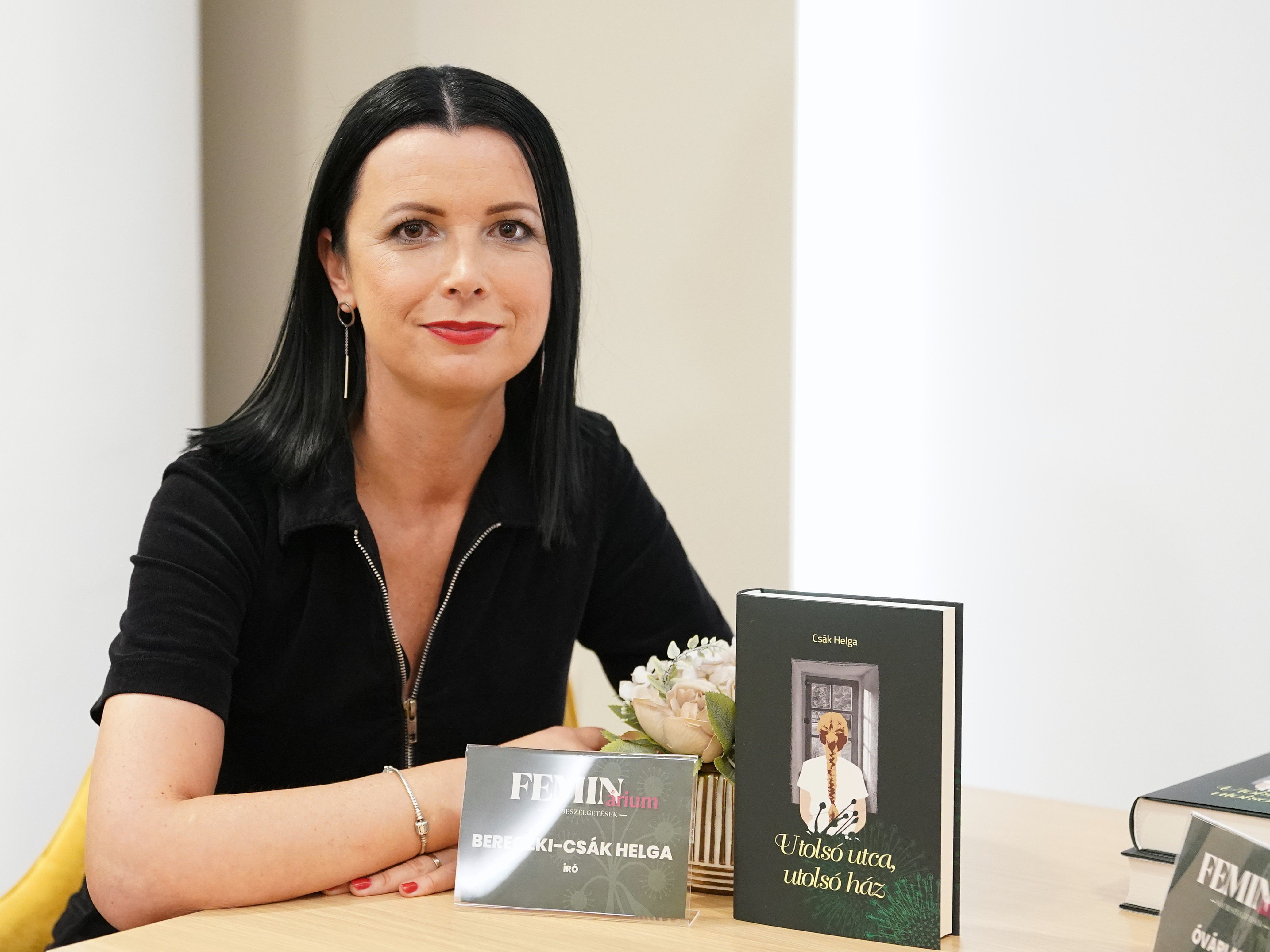 Mindent látunk, amíg eljutunk az utolsó utca utolsó házáig Mindent látunk, amíg eljutunk az utolsó utca utolsó házáig