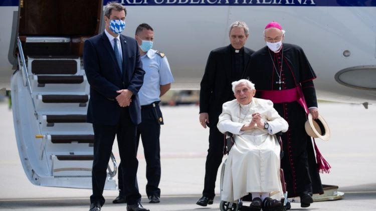 Imádkozni a volt pápáért