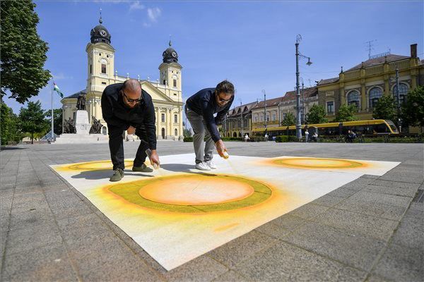 Festékszóróval járja Debrecent az alpolgármester