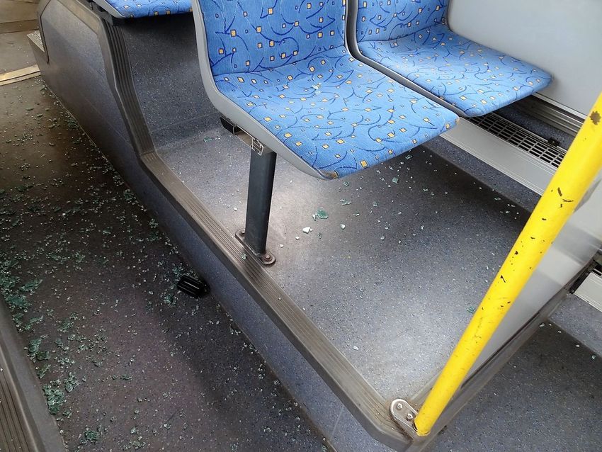 Nem vette fel a busz Debrecenben, beverte az ablakát