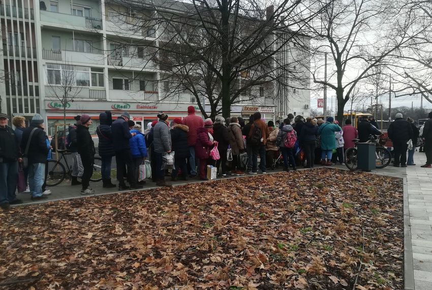 Ismét tömött sorok várhatók a debreceni ételosztáson