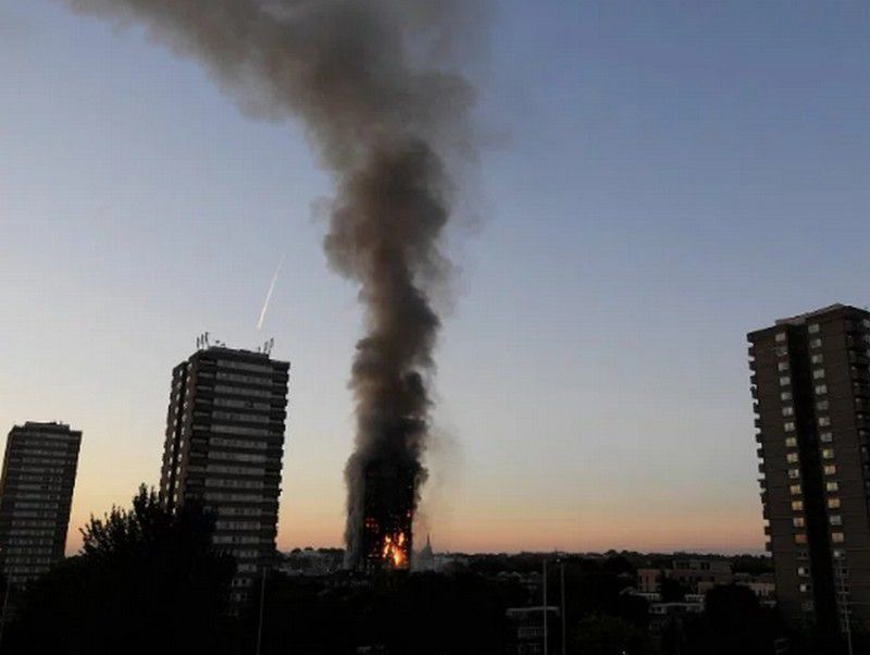 Tragédia: toronyház égett le Londonban