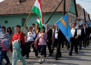 Ülnek a magyarok a küszöbön, várják a változást