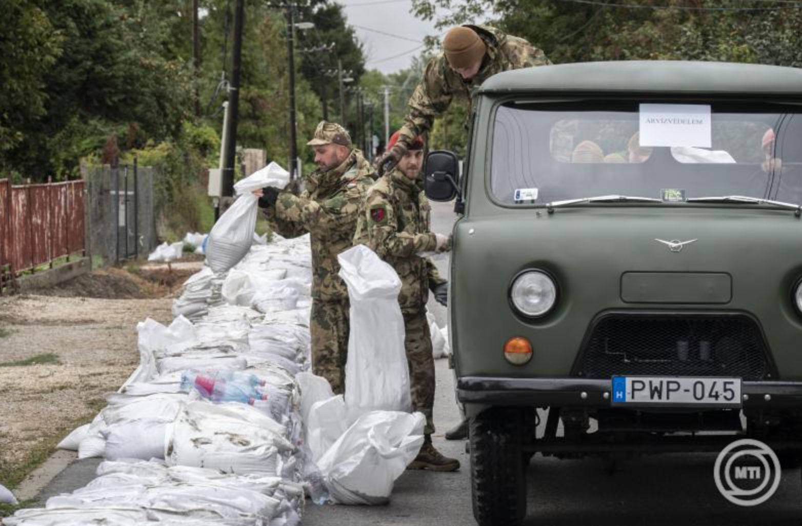 Annyi katona megy a gátakra, amennyi csak kell