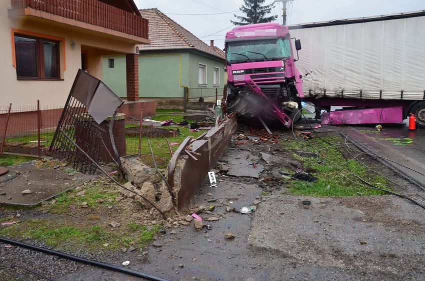 Borsodi pusztító: elaludt a kamionsofőr