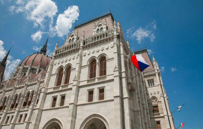 Cseh zászló az Országházon! Magyarország „államilag” is elkötelezte magát