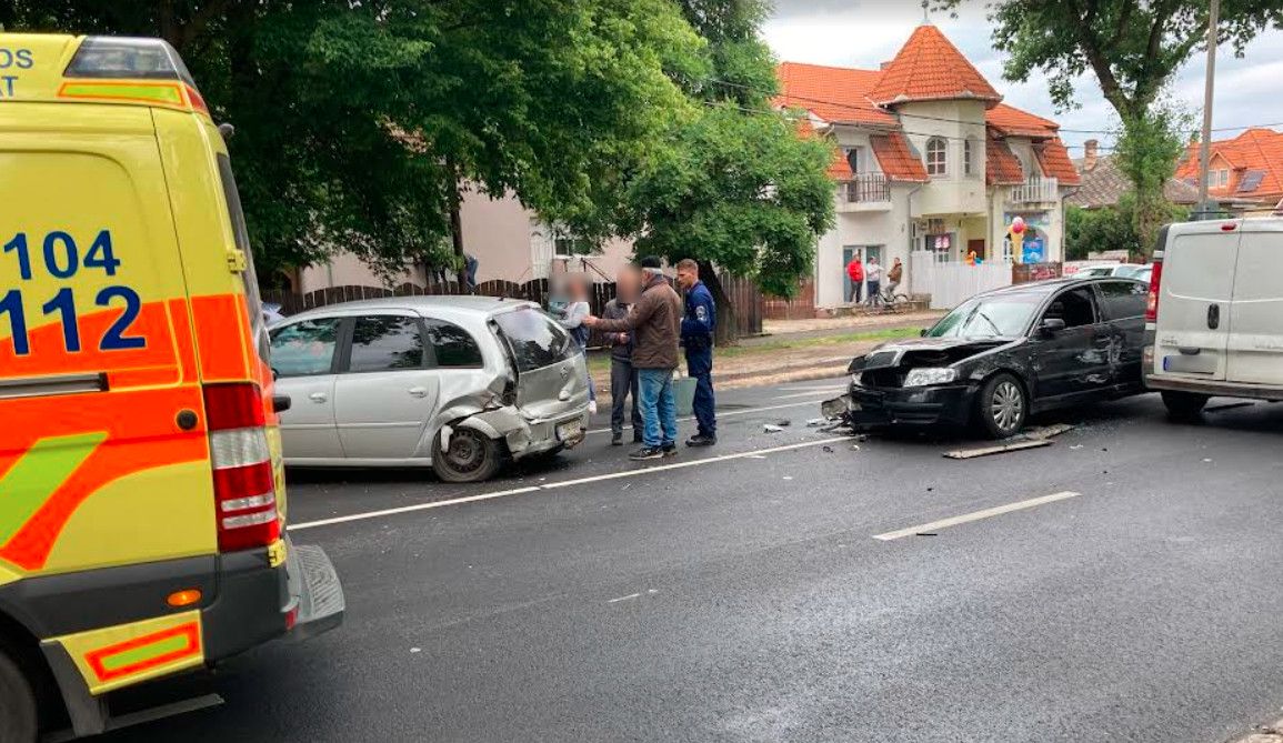 Öt autó ütközött össze Debrecenben, a Kishegyesi úton