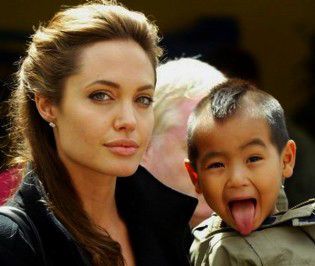 Szupermami nagy bajban. Visszakéri Angelina Jolie fiát az anyja