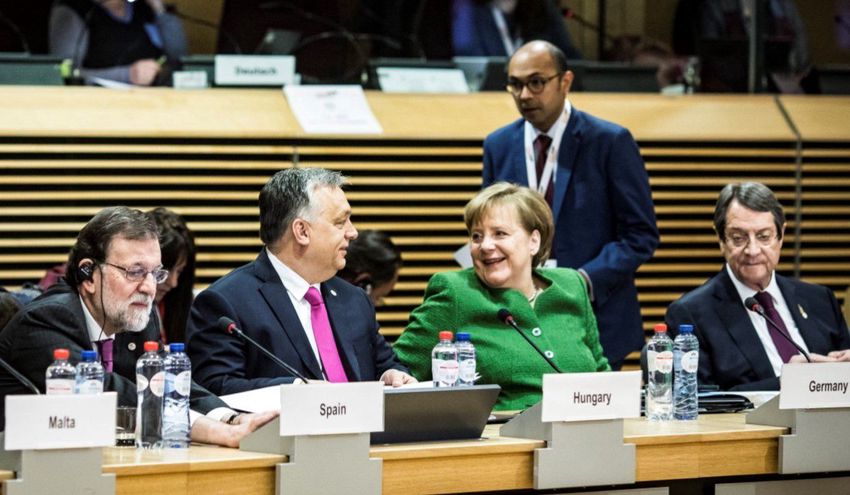 Orbán Viktor és Angela Merkel „szerelmes pillantása”, és ami mögötte van